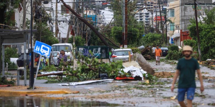 2T41429 ACAPULCO, MEXICO - OCTOBER 26: Material damage to hotels and infrastructure in the tourist area, after Hurricane Otis hit Acapulco on October 26, 2023 in Acapulco, Mexico. Otis made landfall on the coast of Acapulco as a category 5 storm. (Photo by Luis Gutierrez/Norte Photo/)