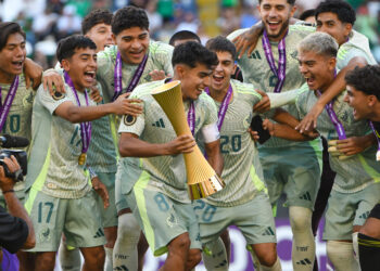 LEON, GUANAJUATO, MEXICO. 4th AUGUST: Trophy Award during the Final match between USA and Mexico in the Concacaf Under-20 Championship, held at the Nou Camp stadium, in Leon, Guanajuato, México.
(PHOTO BY SANDRA BAUTISTA STRAFFONIMAGES/MANDATORY CREDIT/EDITORIAL USE/NOT FOR SALE/NOT ARCHIVE)