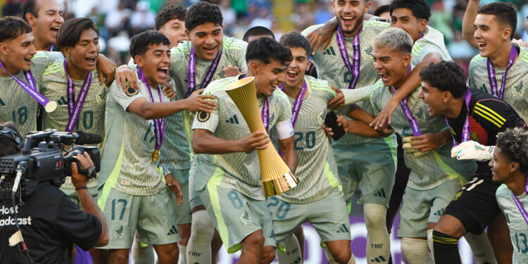 LEON, GUANAJUATO, MEXICO. 4th AUGUST: Trophy Award during the Final match between USA and Mexico in the Concacaf Under-20 Championship, held at the Nou Camp stadium, in Leon, Guanajuato, México.
(PHOTO BY SANDRA BAUTISTA STRAFFONIMAGES/MANDATORY CREDIT/EDITORIAL USE/NOT FOR SALE/NOT ARCHIVE)