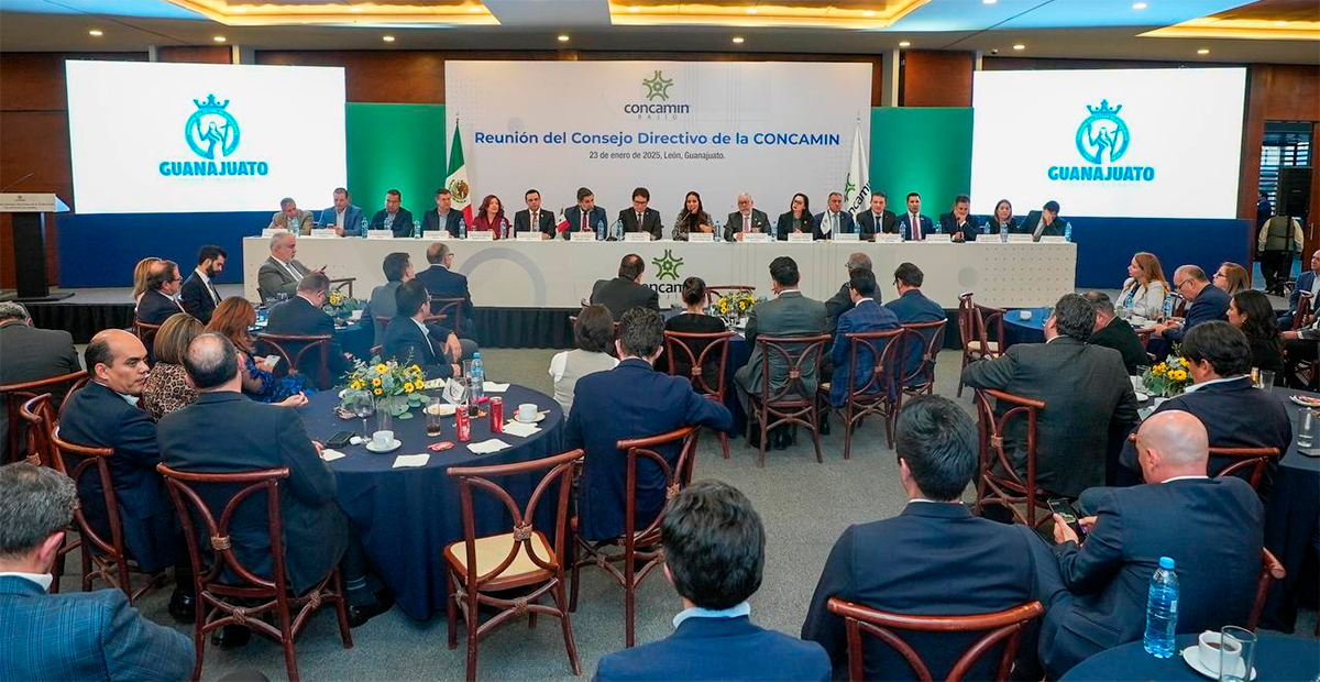 Libia Dennise García resalta alianza con empresarios en el Foro Industrial del Bajío