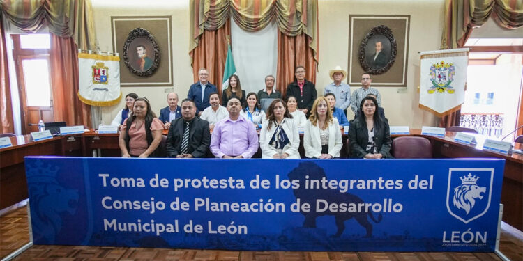 Ale Gutiérrez toma protesta al COPLADEM para la administración 2024-2027 en León