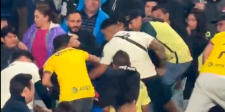 Tras partido de Pumas vs. América, captan peleas en las gradas y hay ocho detenidos