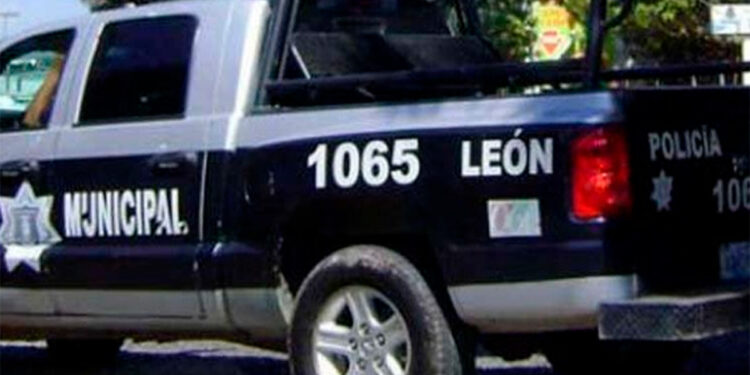 León: Policía muere tras disparo con su propia arma