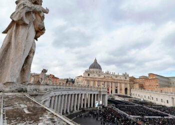 Papa Francisco pasa noche tranquila, pero sigue en el hospital