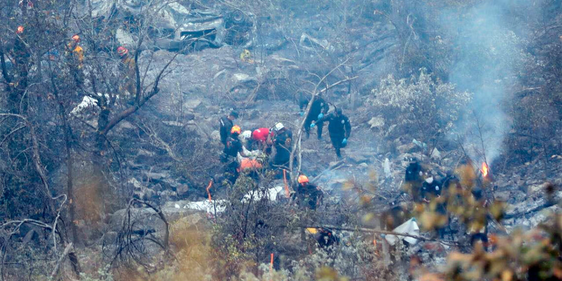 Nuevo León: Camioneta se desbarranca, deja 12 muertos y un incendio forestal