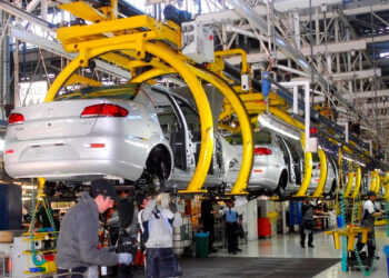 Exportación de autos cae 11.36% en México