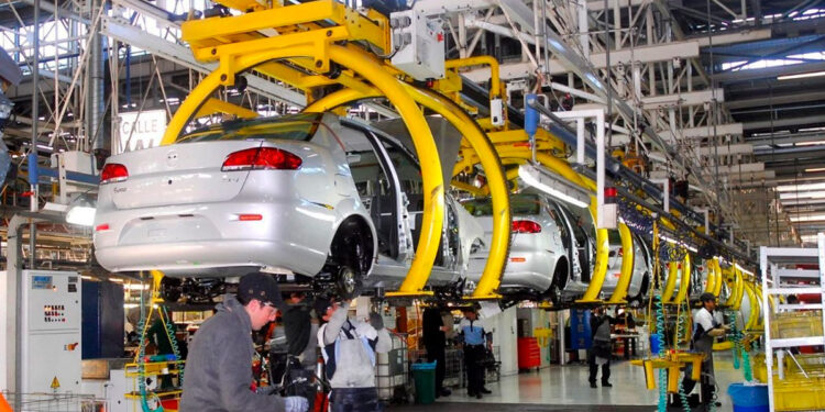 Exportación de autos cae 11.36% en México