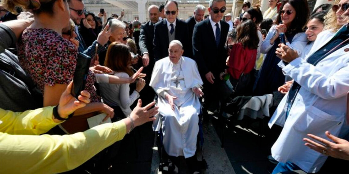 El papa Francisco reaparece tras hospitalización