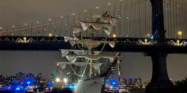 Falla en motor y errores de remolque, posibles causas del choque del Buque 'Cuauhtémoc'