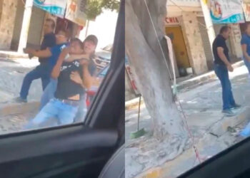 Puebla: Captan a padre e hijo golpeando a joven, luego habitantes intentan lincharlos