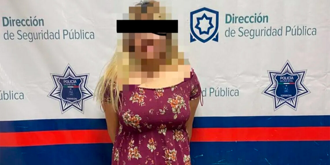 Torreón: Mujer peleaba con su novio, policía interviene y ella abofetea a la uniformada