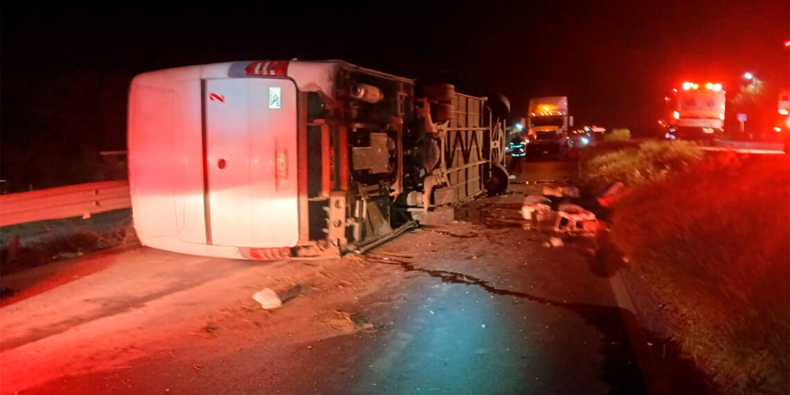 Accidente de autobús en Nuevo León deja 11 muertos y al menos 21 heridos