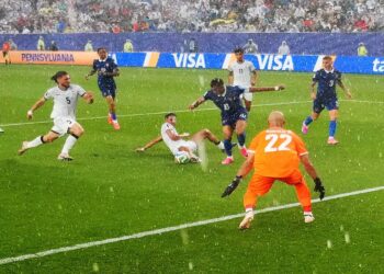 Soccer Football - FIFA World Cup 2026 - Group I - France v Iraq - Philadelphia Stadium, Philadelphia, Pennsylvania, U.S. - June 22, 2026 Iraq's Hussein Ali in action with France's Kylian Mbappe REUTERS/Omar Aziz